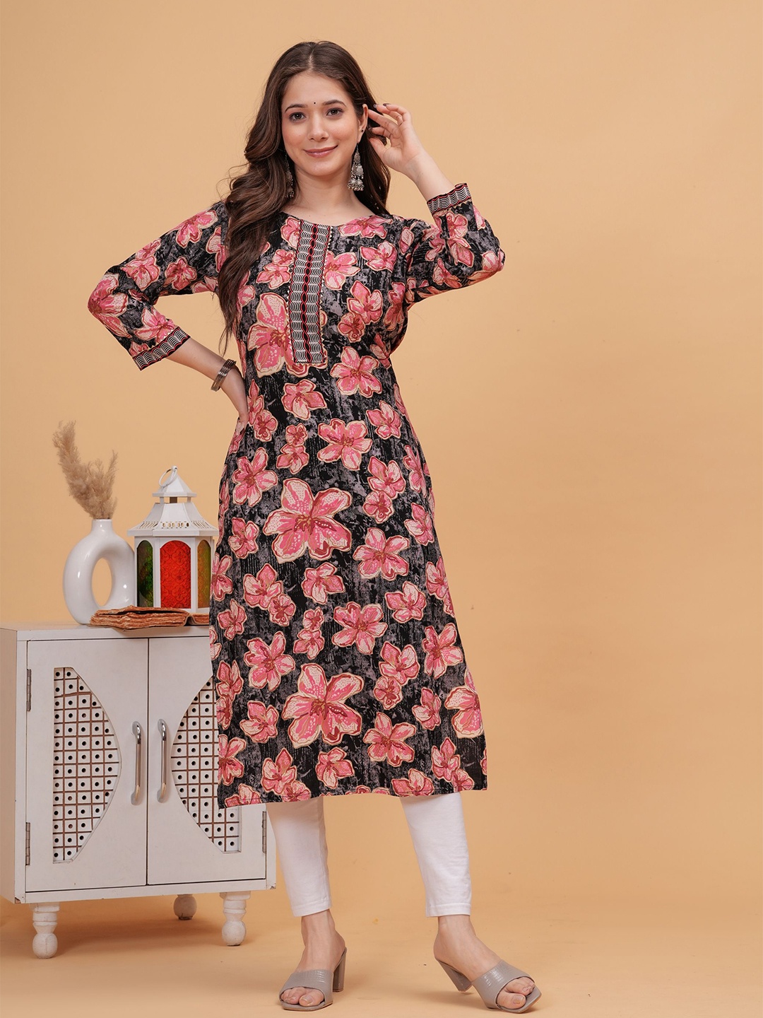 

DRESSAR Floral Print Slit Sleeve Applique A-Line Dress, Black
