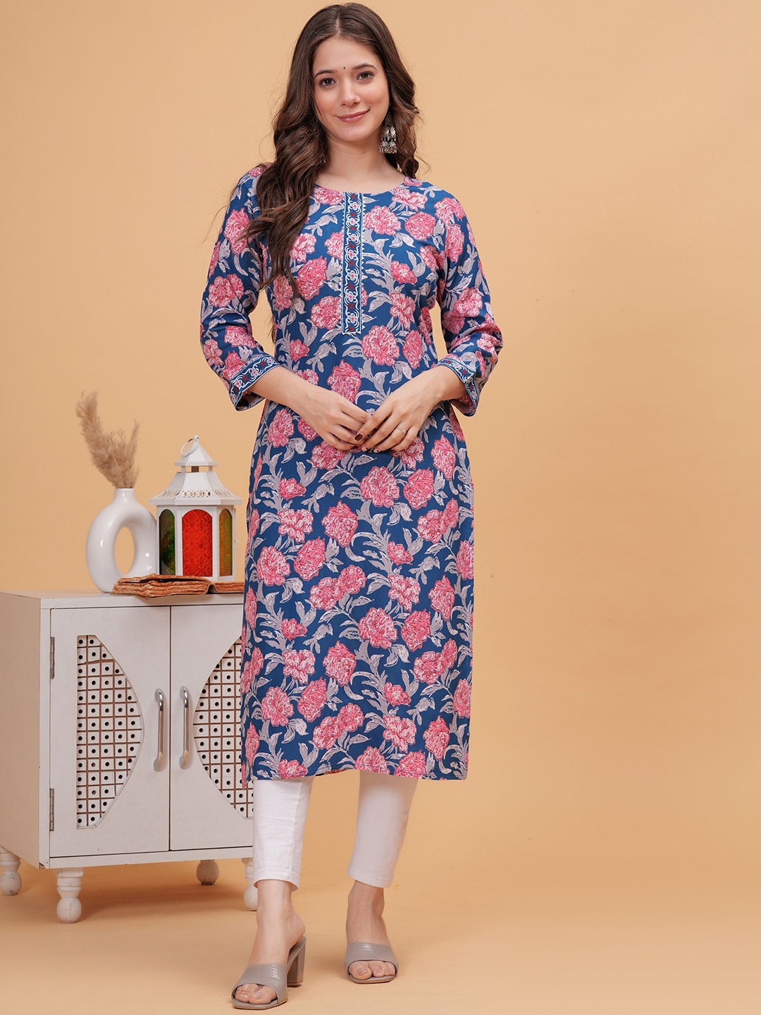 

DK FAB Women Printed Gotta Patti Floral Kurta, Turquoise blue