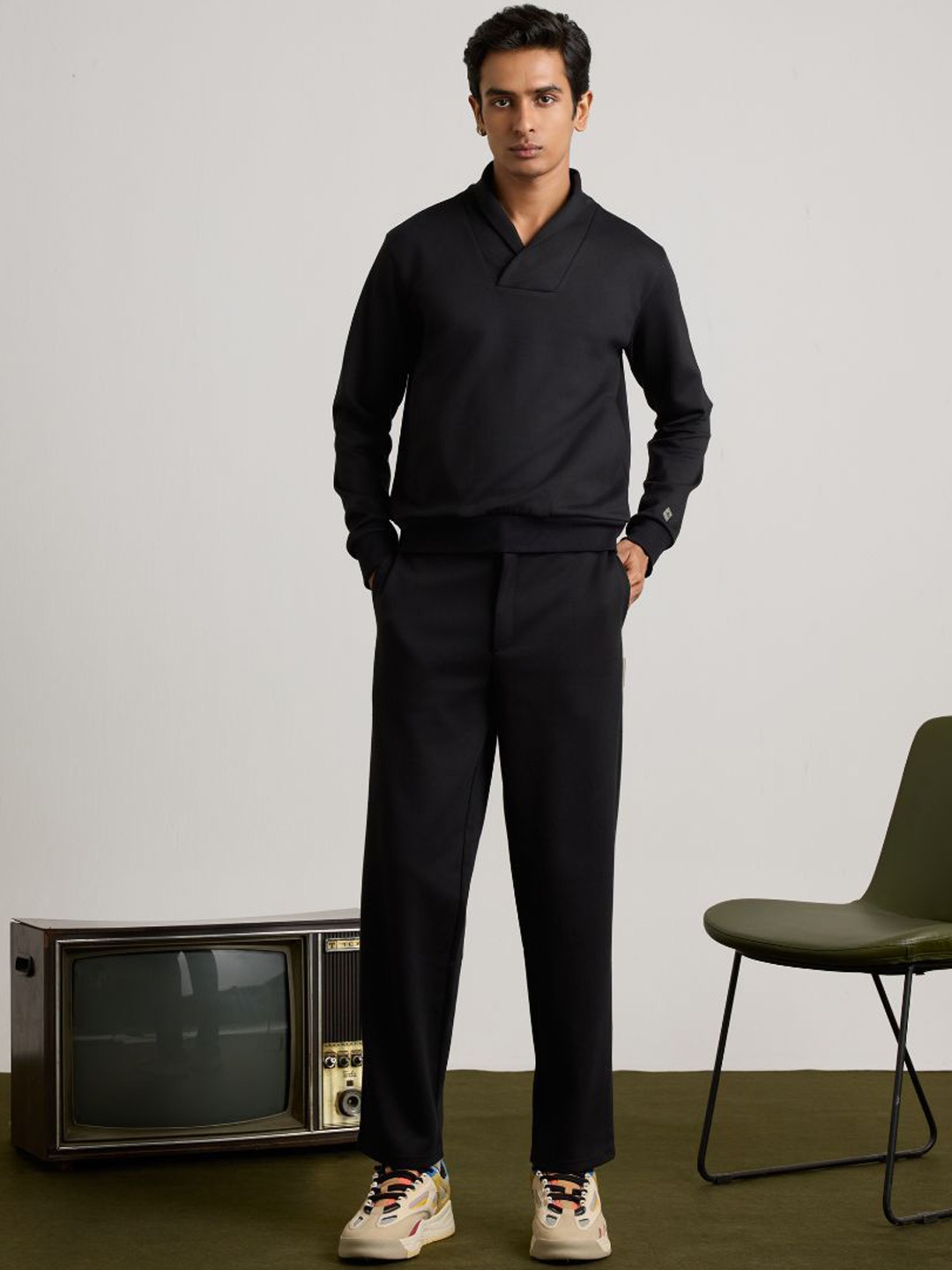 

Muvazo V-Neck Long Sleeves Sweatshirt With Trouser, Black