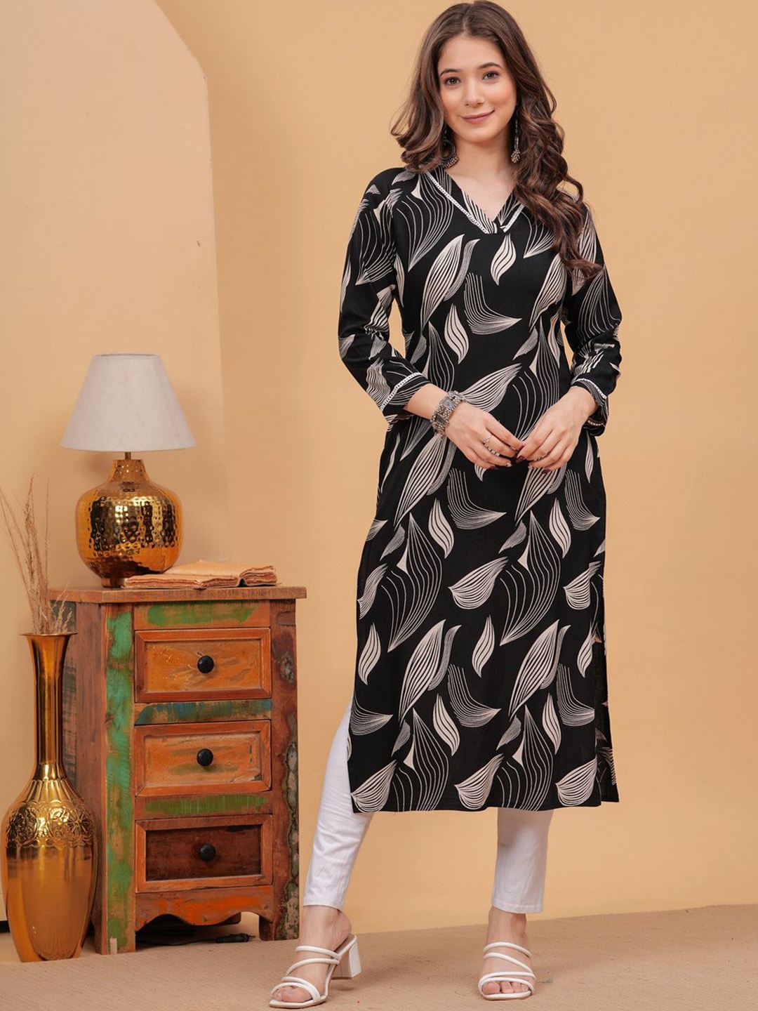 

DK FAB Women Printed Gotta Patti Floral Kurta, Black