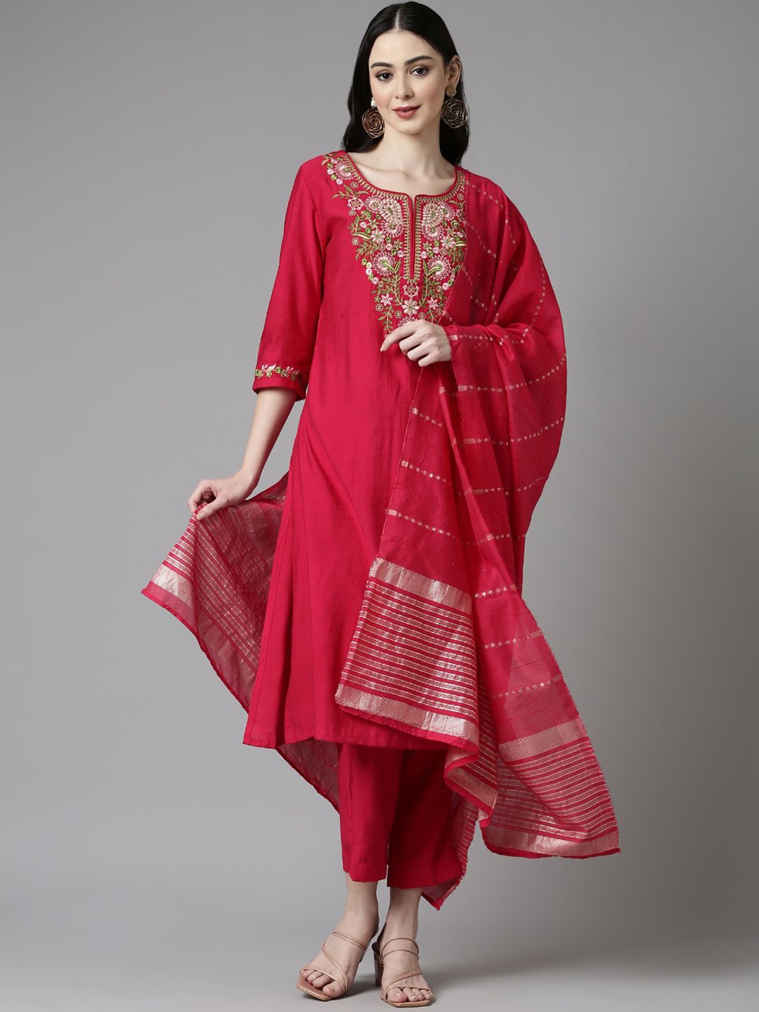 

Anouk Women Floral Embroidered Regular Thread Work Kurta with Trousers & With Dupatta, Fuchsia