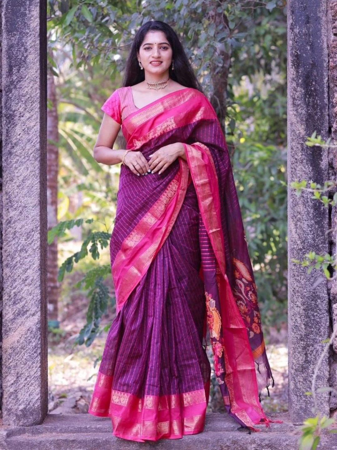

KALINI Woven Design Zari Banarasi Saree, Magenta