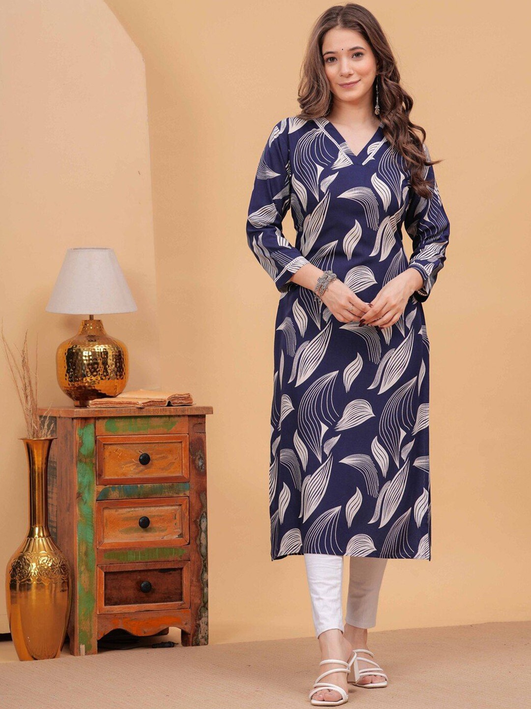 

DK FAB Women Printed Gotta Patti Floral Kurta, Blue