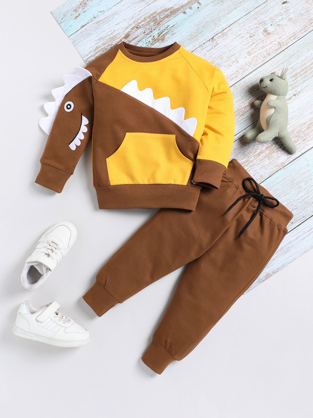 

Toonyport Boys Printed T-shirt with Trousers, Brown