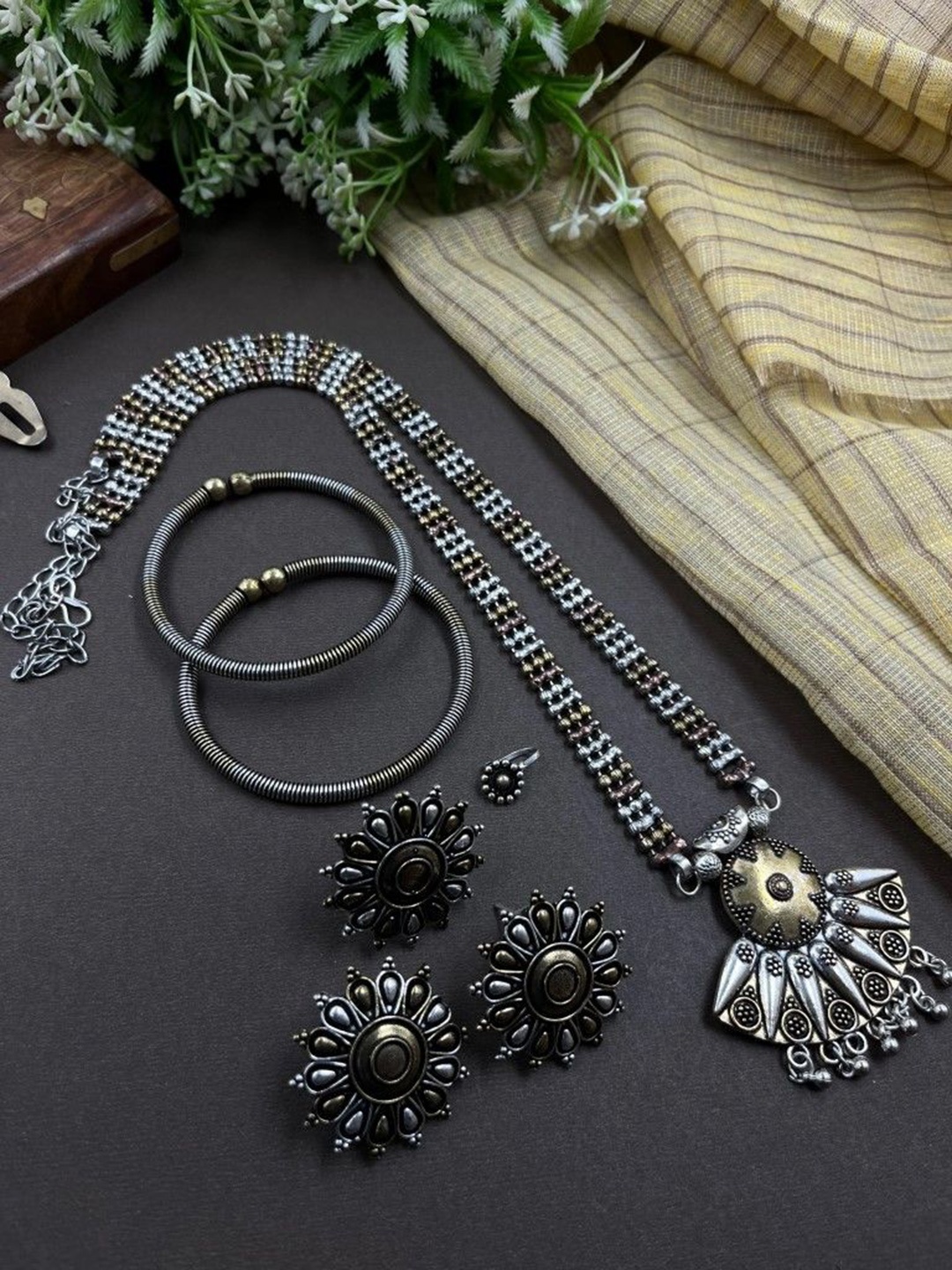 

NAMAN ARTS Emma Silver Plated Oxidised Jewellery Set