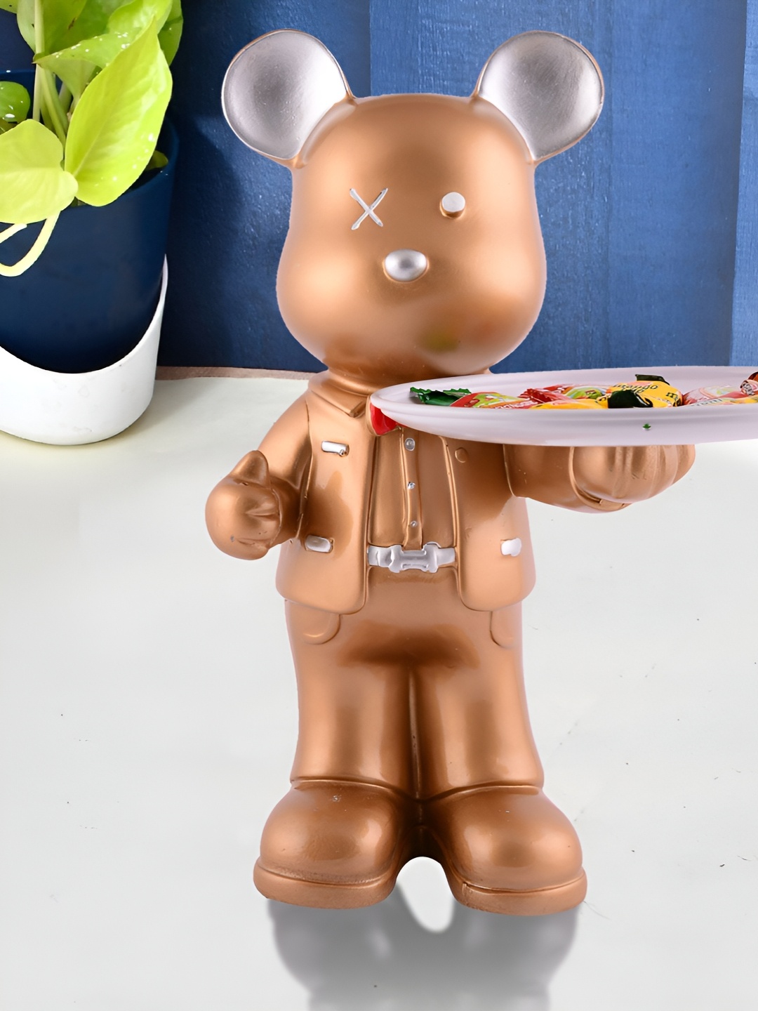 

Zart Gold-Toned Figurine Showpiece