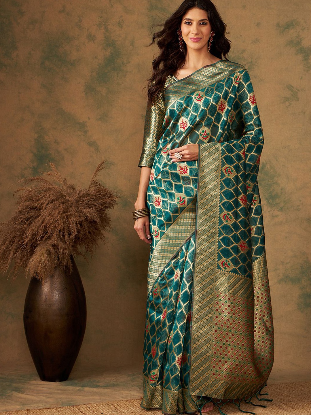 

Suha Woven Design Zari Organza Saree, Green