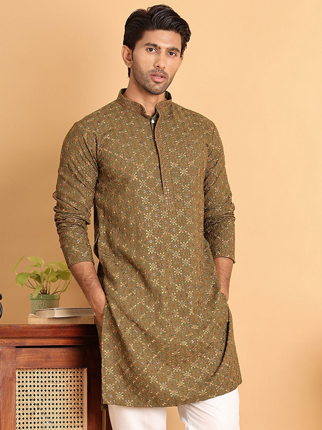 

Anouk Men Geometric Embroidered Chikankari Kurta, Olive