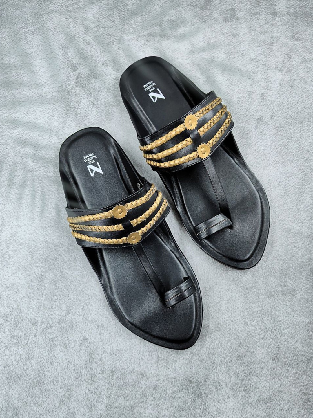 

THE MADRAS TRUNK Men Comfort Sandals, Gold