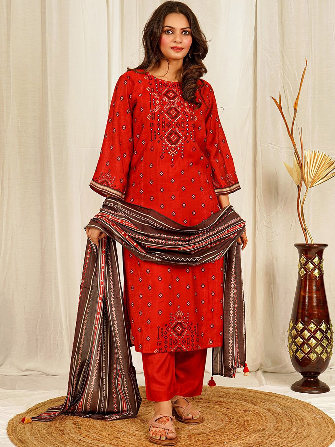 

EARTH O FAB Women Printed Panelled Thread Work Chanderi Silk Kurta with Trousers & With Dupatta, Red