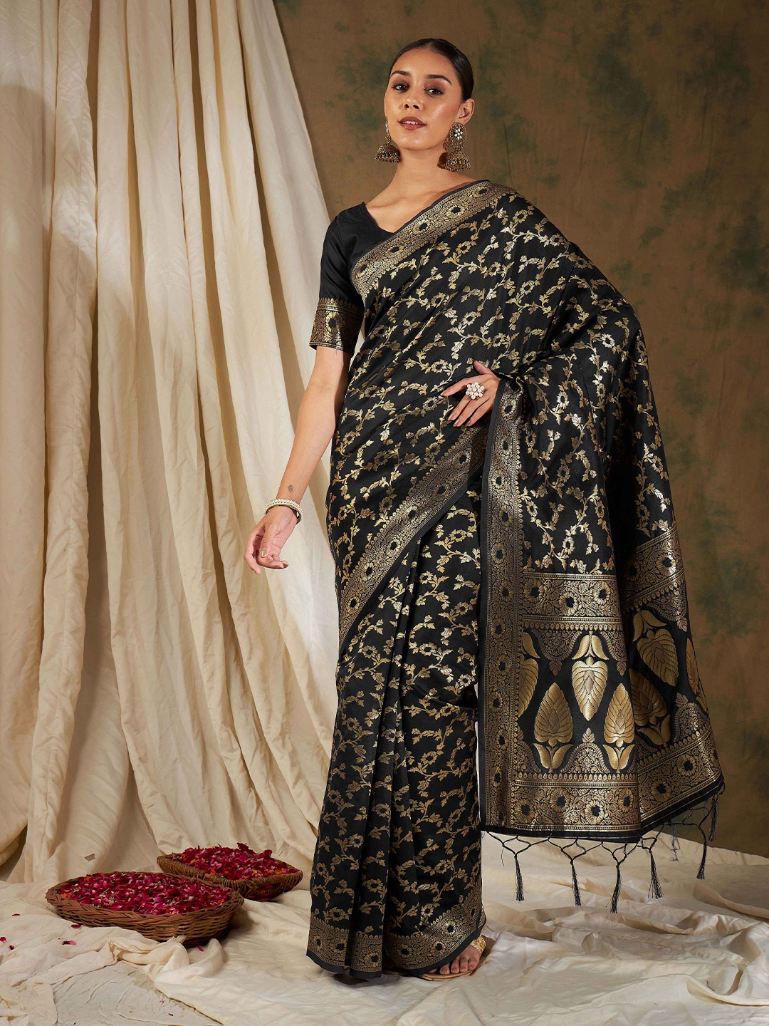 

Suha Woven Design Zari Art Silk Banarasi Saree, Black