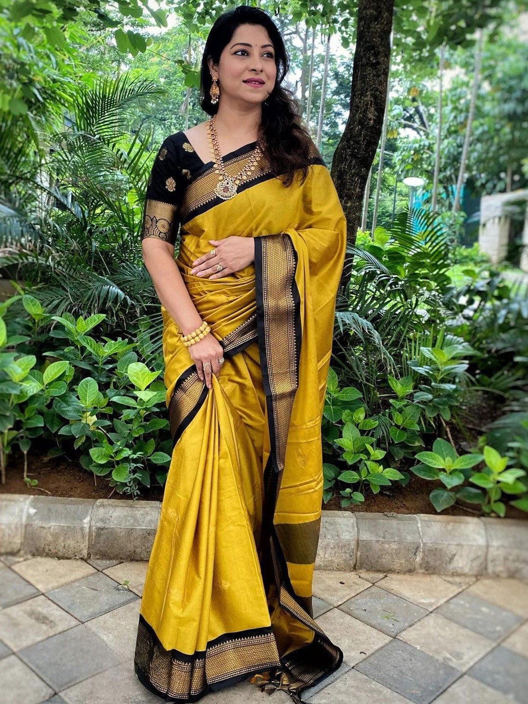 

QENY Zari Art Silk Banarasi Saree, Mustard