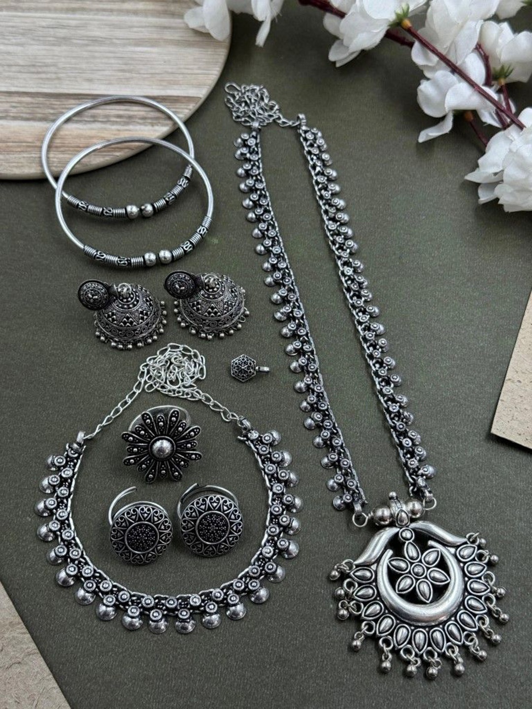 

NAMAN ARTS Kiyana Silver Plated Oxidised Jewellery Set