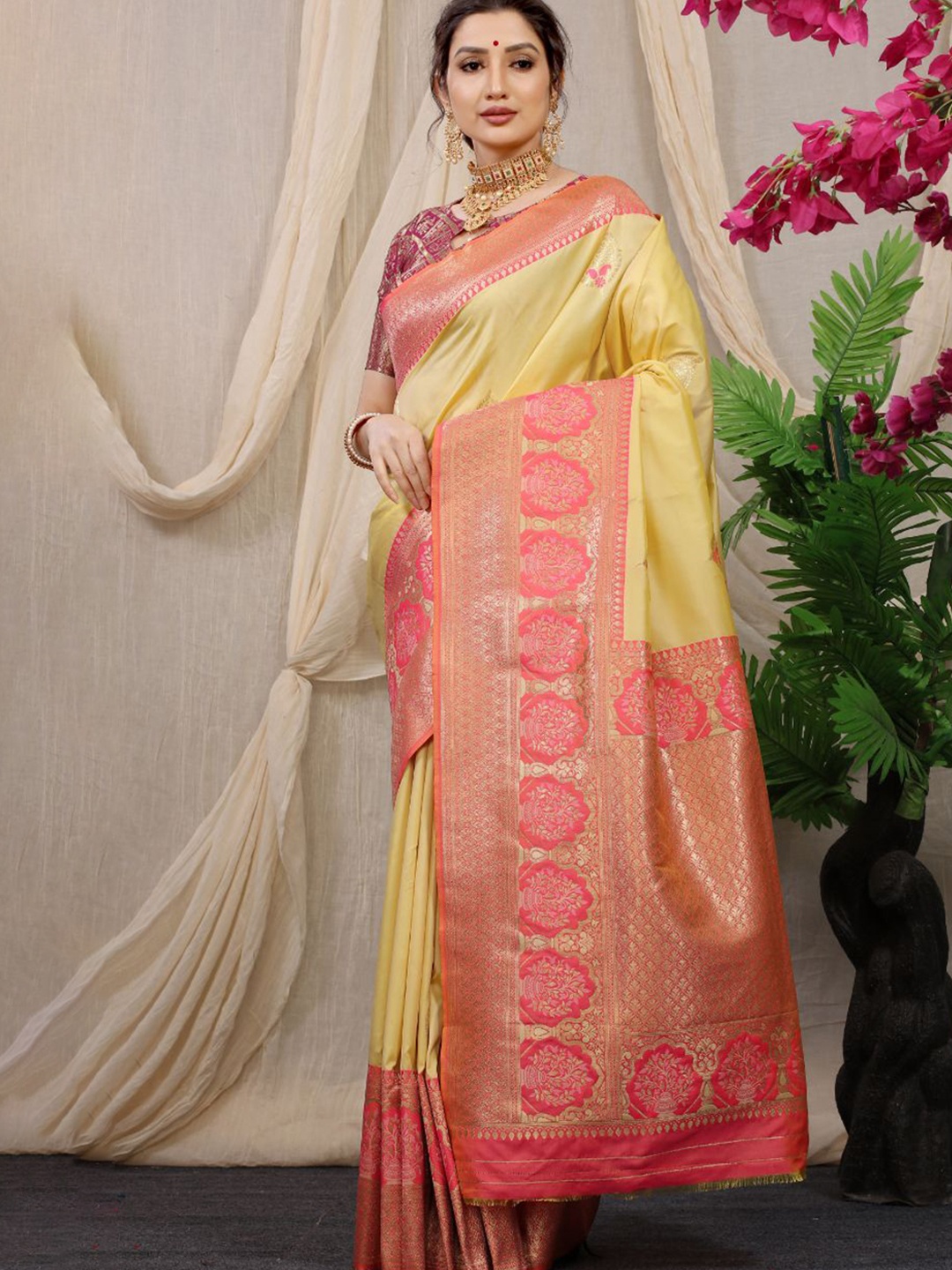 

Royal Rajgharana Saree Woven Design Zari Pure Silk Banarasi Sarees, Cream