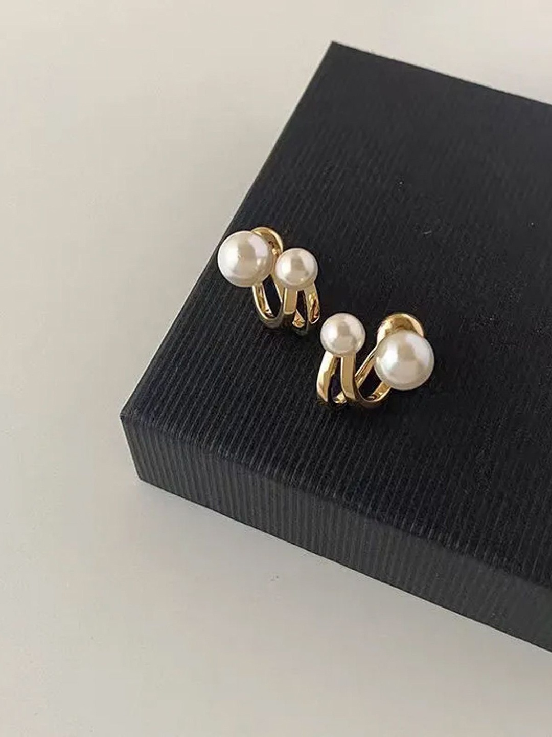 

PolluxCraft Heart Shaped Studs Earrings, White