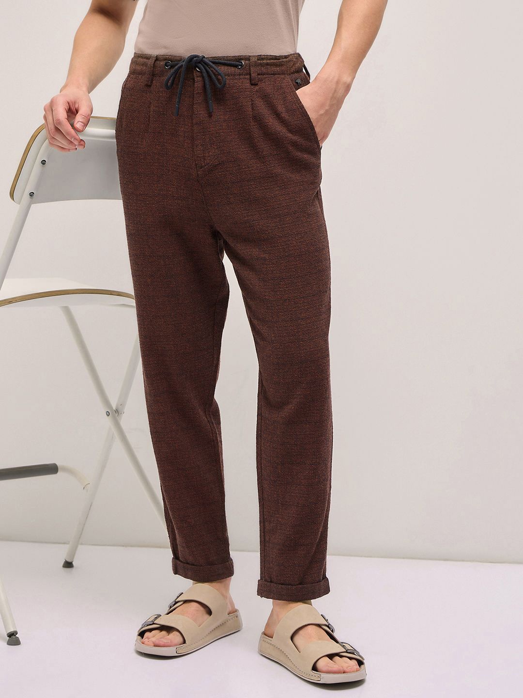 

THE BEAR HOUSE Men Textured Tapered Fit Pleated Chinos Trousers, Brown
