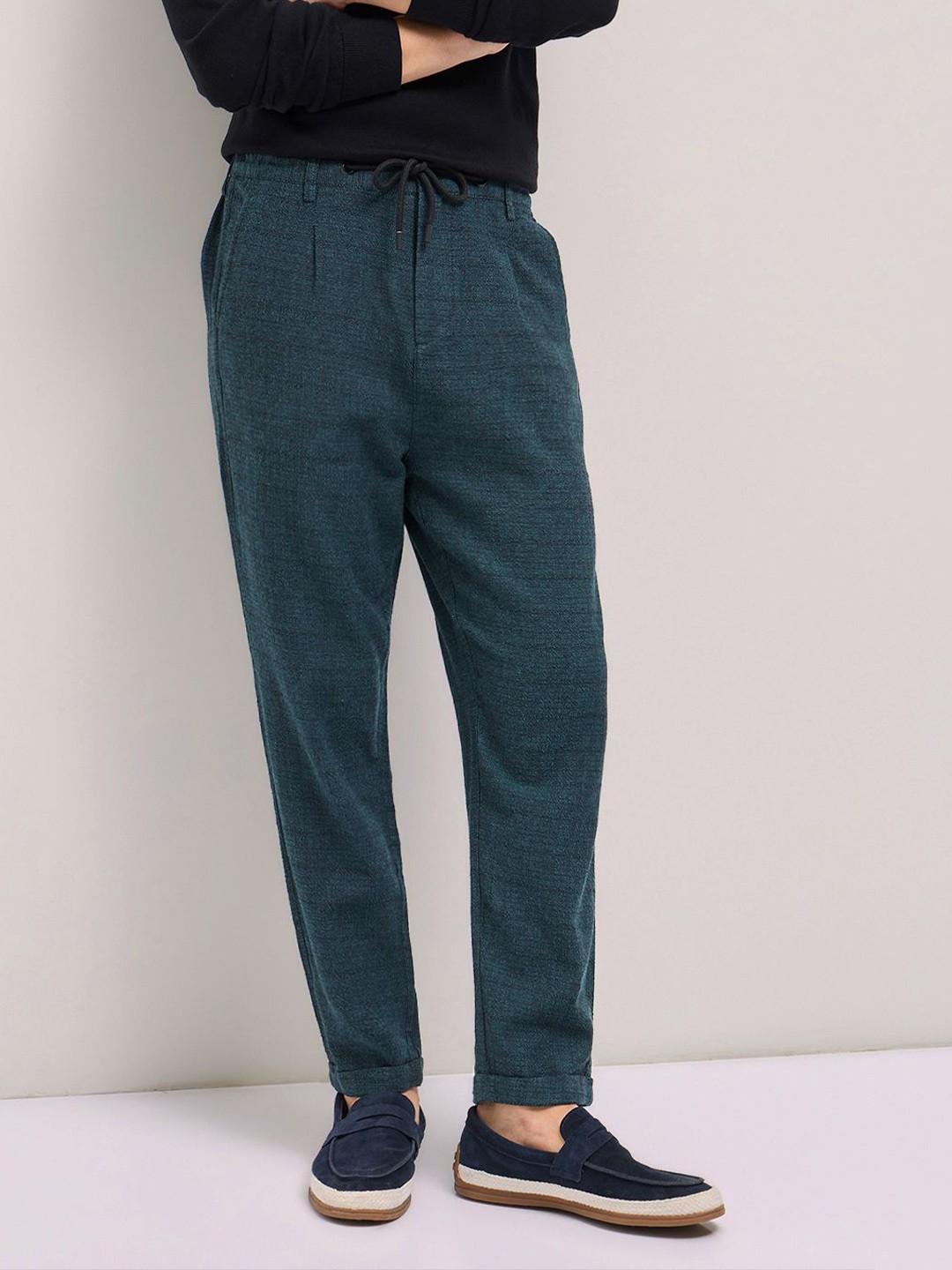 

THE BEAR HOUSE Men Textured Tapered Fit Pleated Chinos Trousers, Green