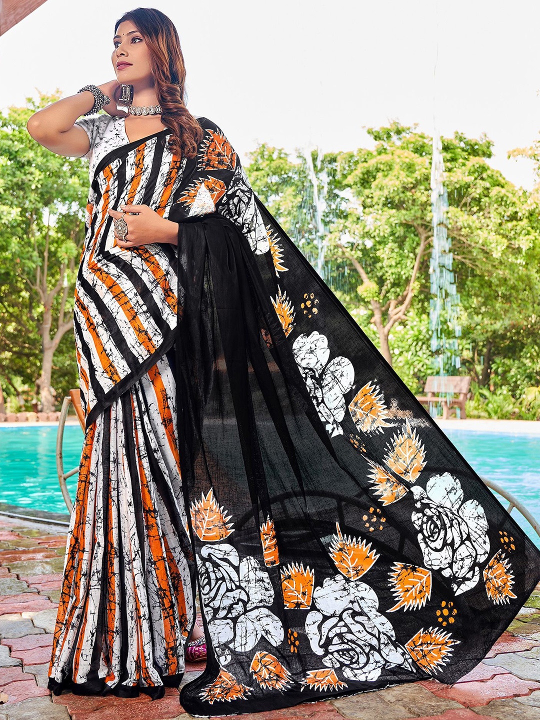 

HERE&NOW Floral Pure Cotton Bhagalpuri Saree, Black