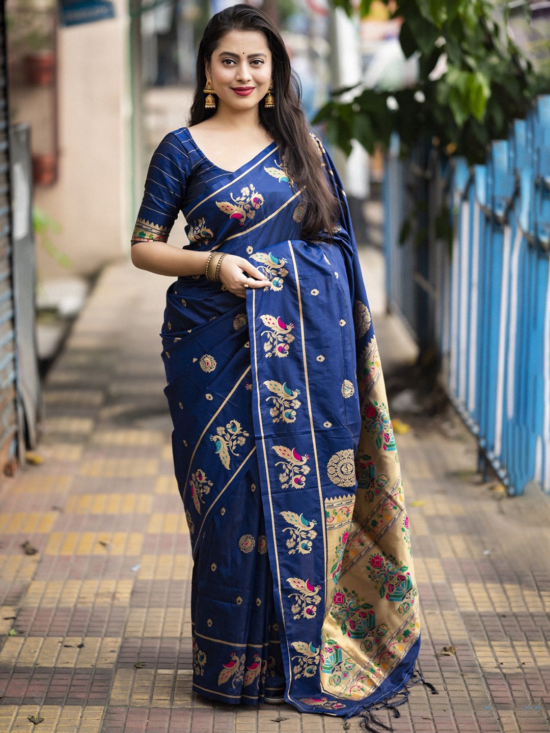 

Mitera Woven Design Zari Silk Blend Paithani Saree, Navy blue