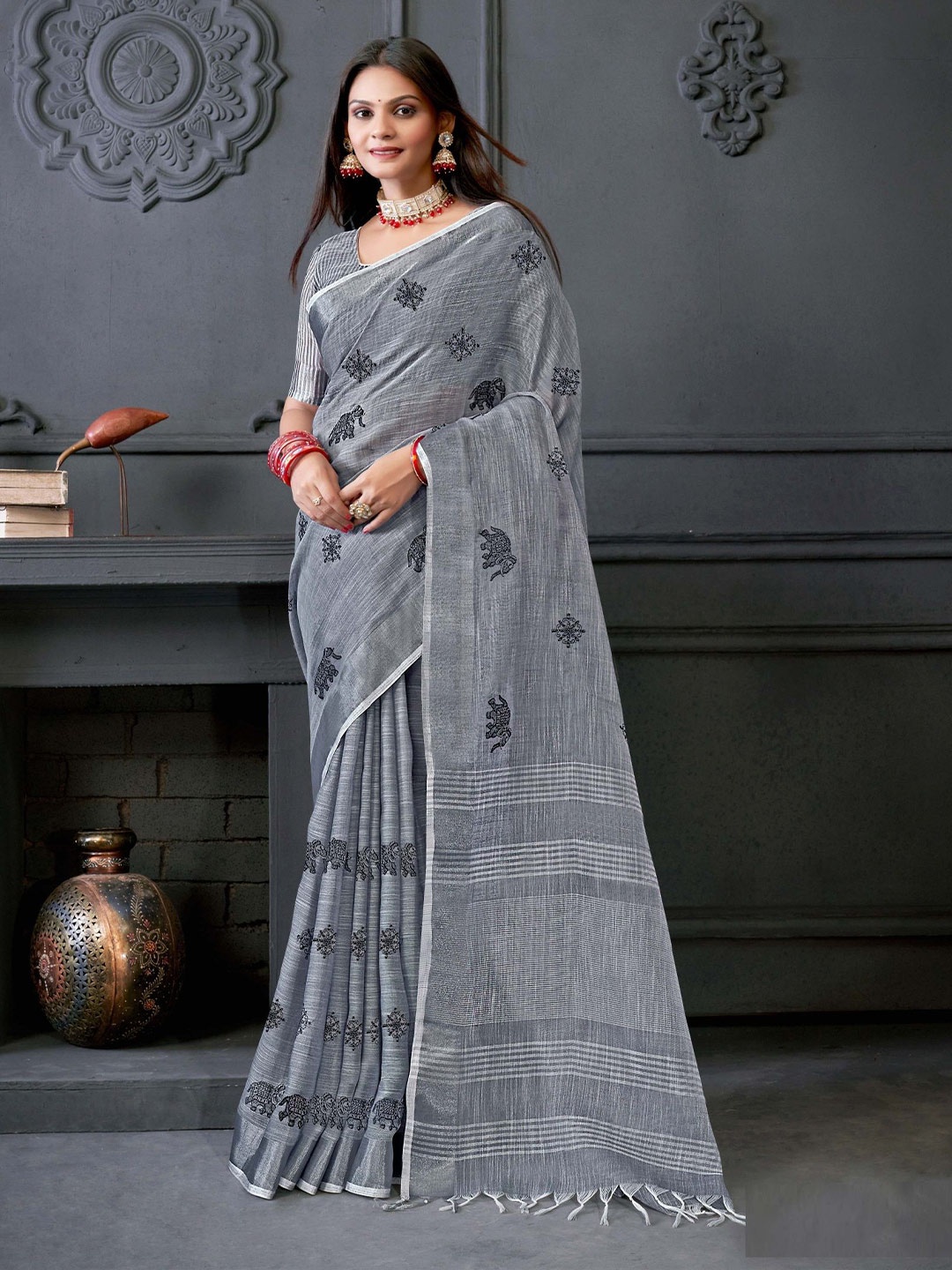 

MAHALASA Ethnic Motifs Embroidered Chanderi Saree, Grey