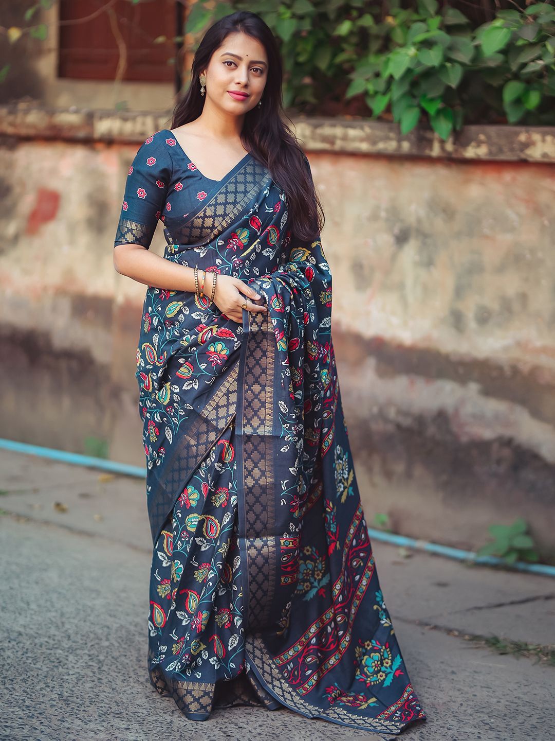 

Mitera Kalamkari Printed Zari Saree, Grey