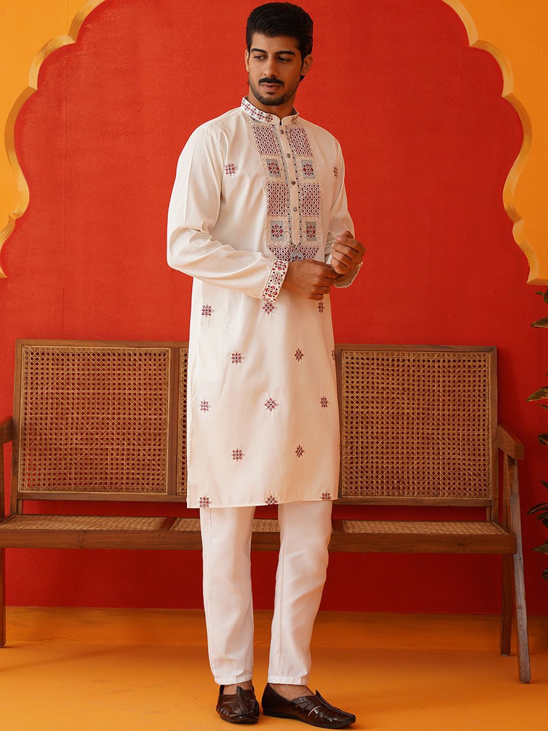 

Jompers Men Floral Embroidered Regular Sequinned Kurta with Pyjamas, Off white