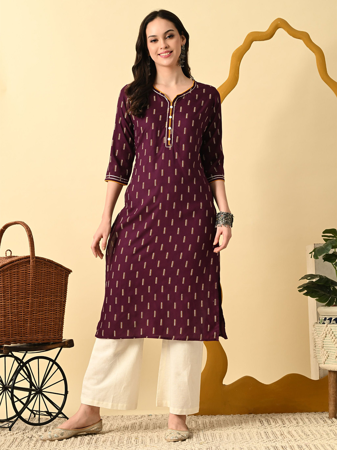 

GLOWWORLD Printed V-Neck Kurta, Maroon