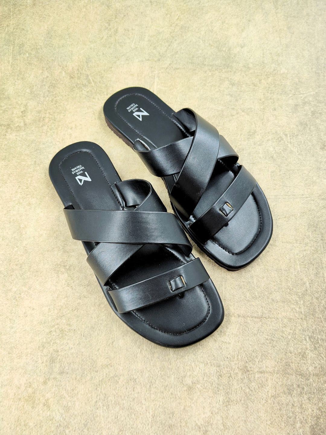 

THE MADRAS TRUNK Men Comfort Sandals, Black