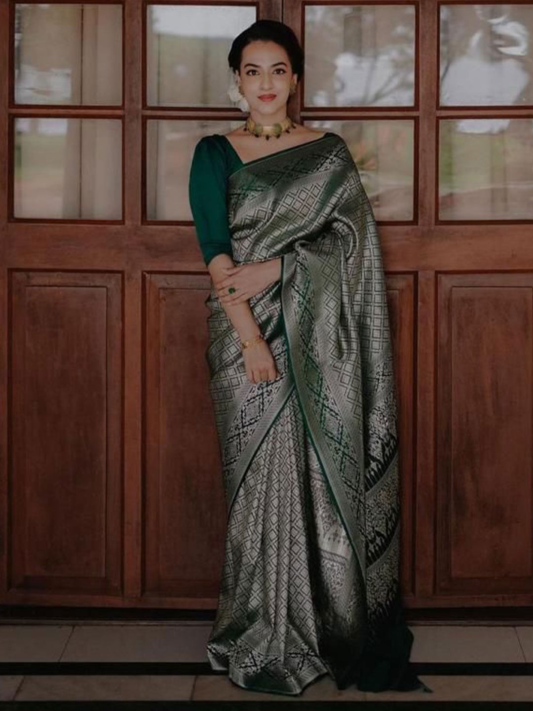

KALINI Women Woven Design Zari Banarasi Saree With Blouse Piece, Green