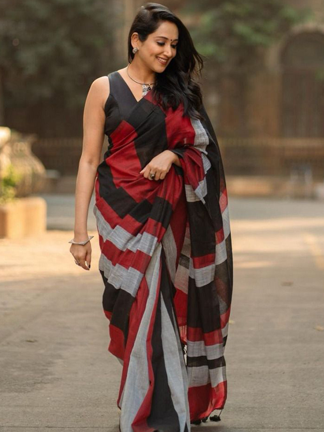 

VIRICA Striped Saree, Black