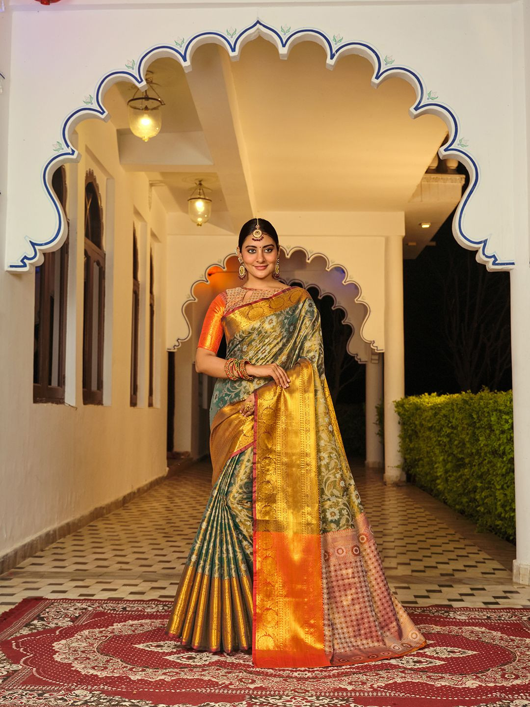 

JUST FASHION Woven Design Zari Banarasi Saree, Olive