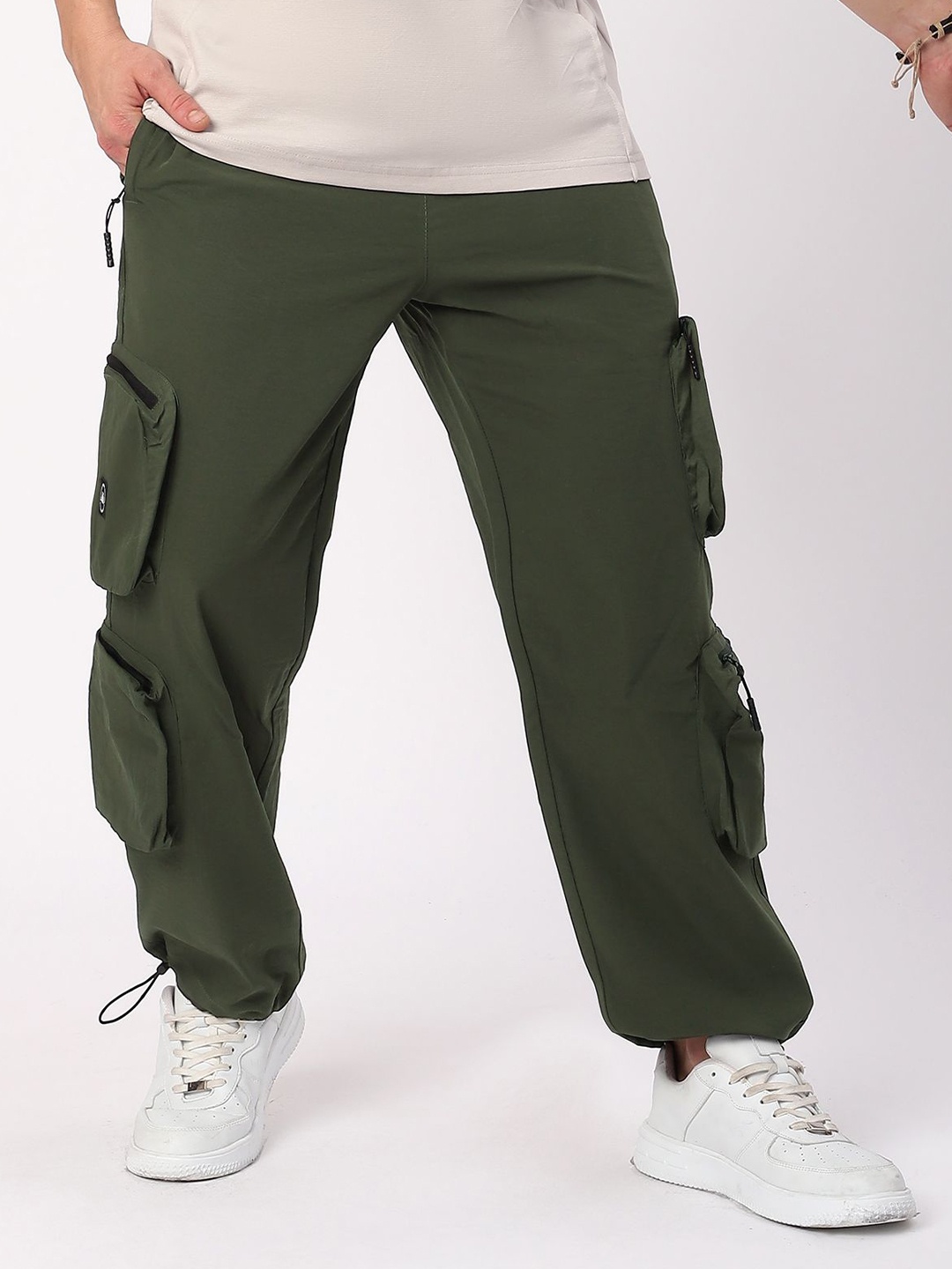 

Beyoung Men Relaxed Regular Fit Cargos Trousers, Green