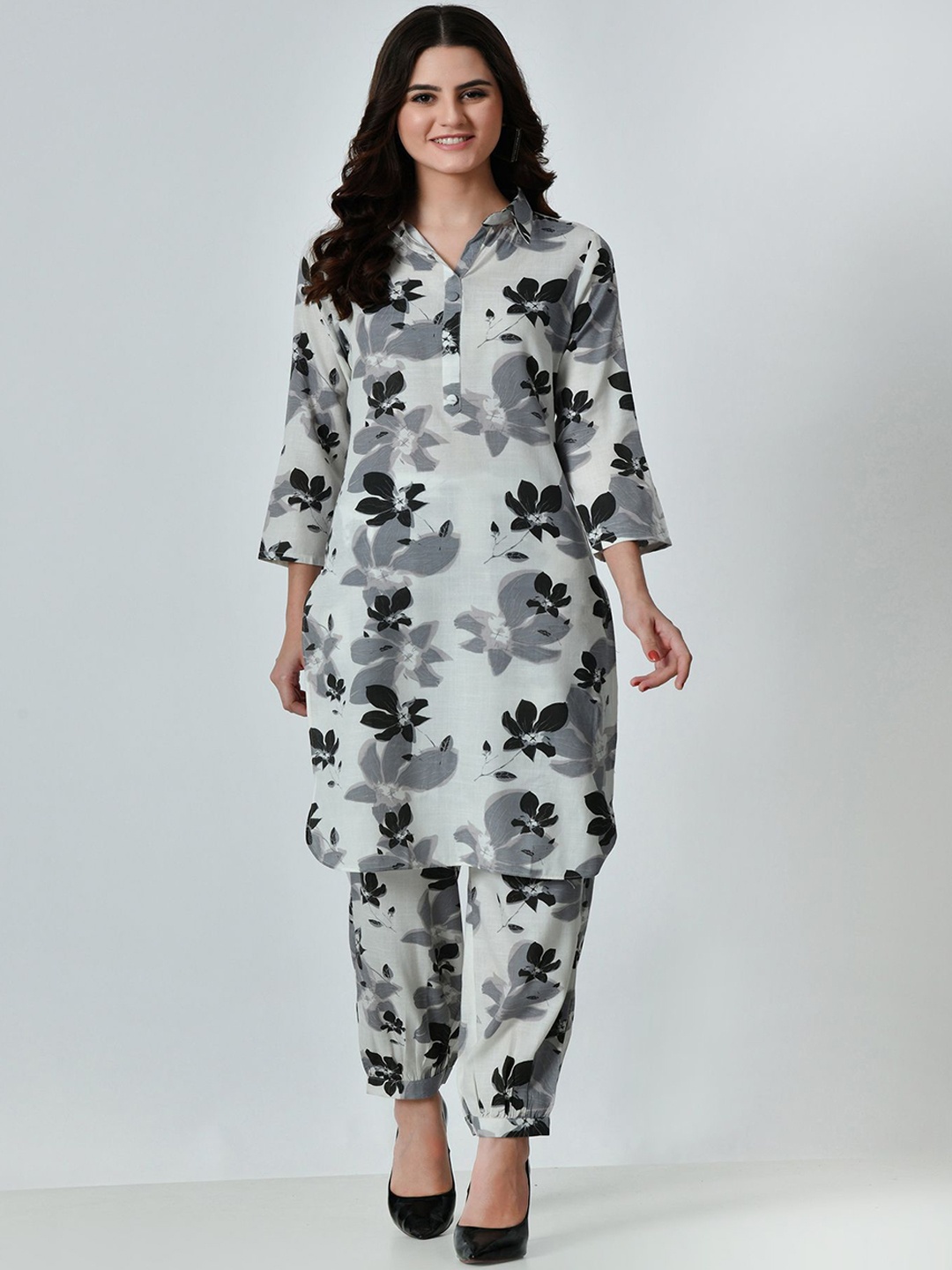 

VAPPSYAM Women Floral Printed Regular Kurta with Patiala, Grey