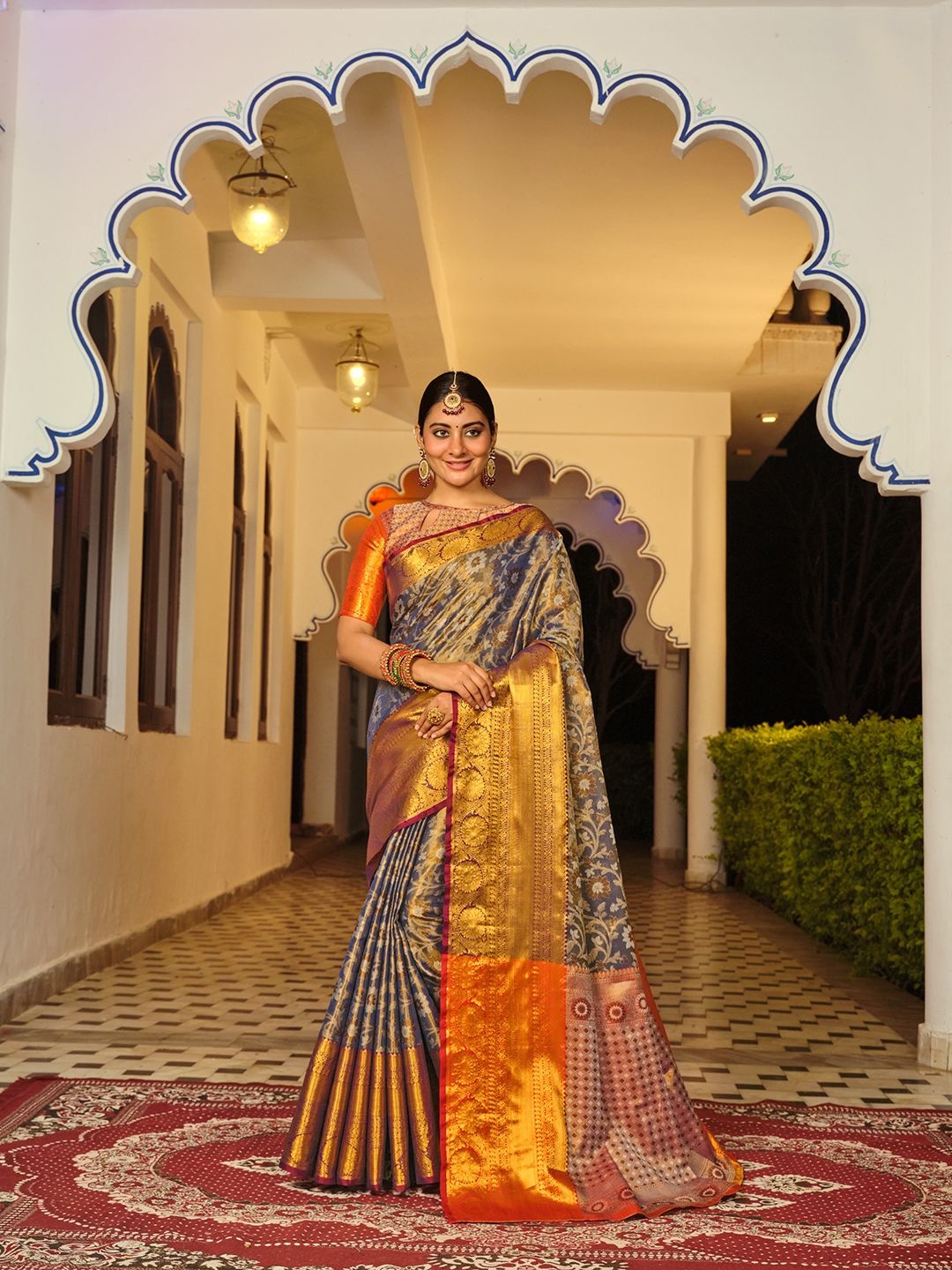 

JUST FASHION Woven Design Zari Banarasi Saree, Navy blue