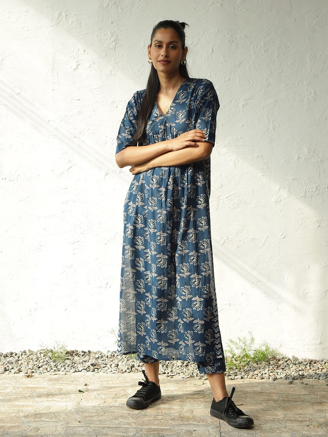

Canoopi Floral Printed Pleated Cotton Kurta With Trousers, Navy blue