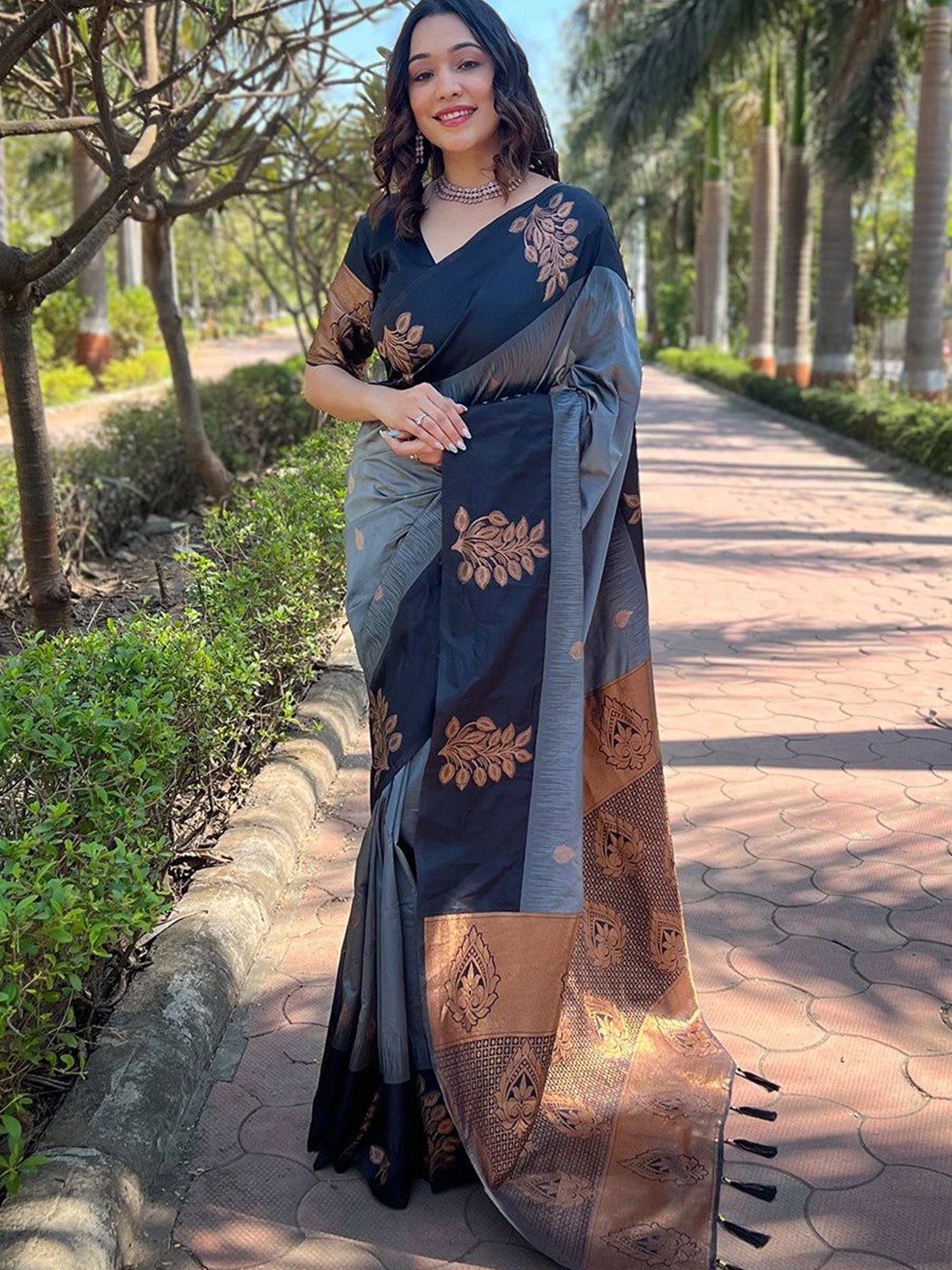 

KALINI Ethnic Motifs Zari Banarasi Saree, Grey
