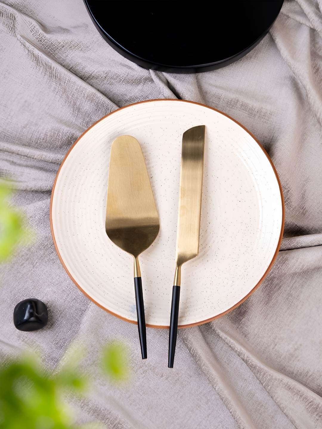 

VarEesha Radiant Black & Gold-Toned 2 Pieces Stainless Steel Cake Server Spoons