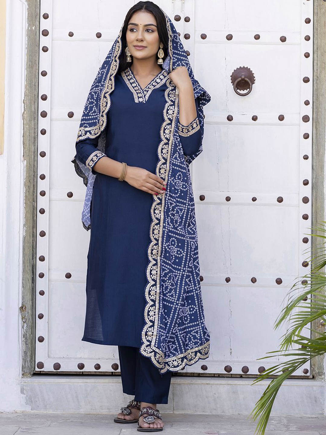 

Navlik Women Ethnic Motifs Embroidered Regular Thread Work Kurta with Trousers & With Dupatta, Blue