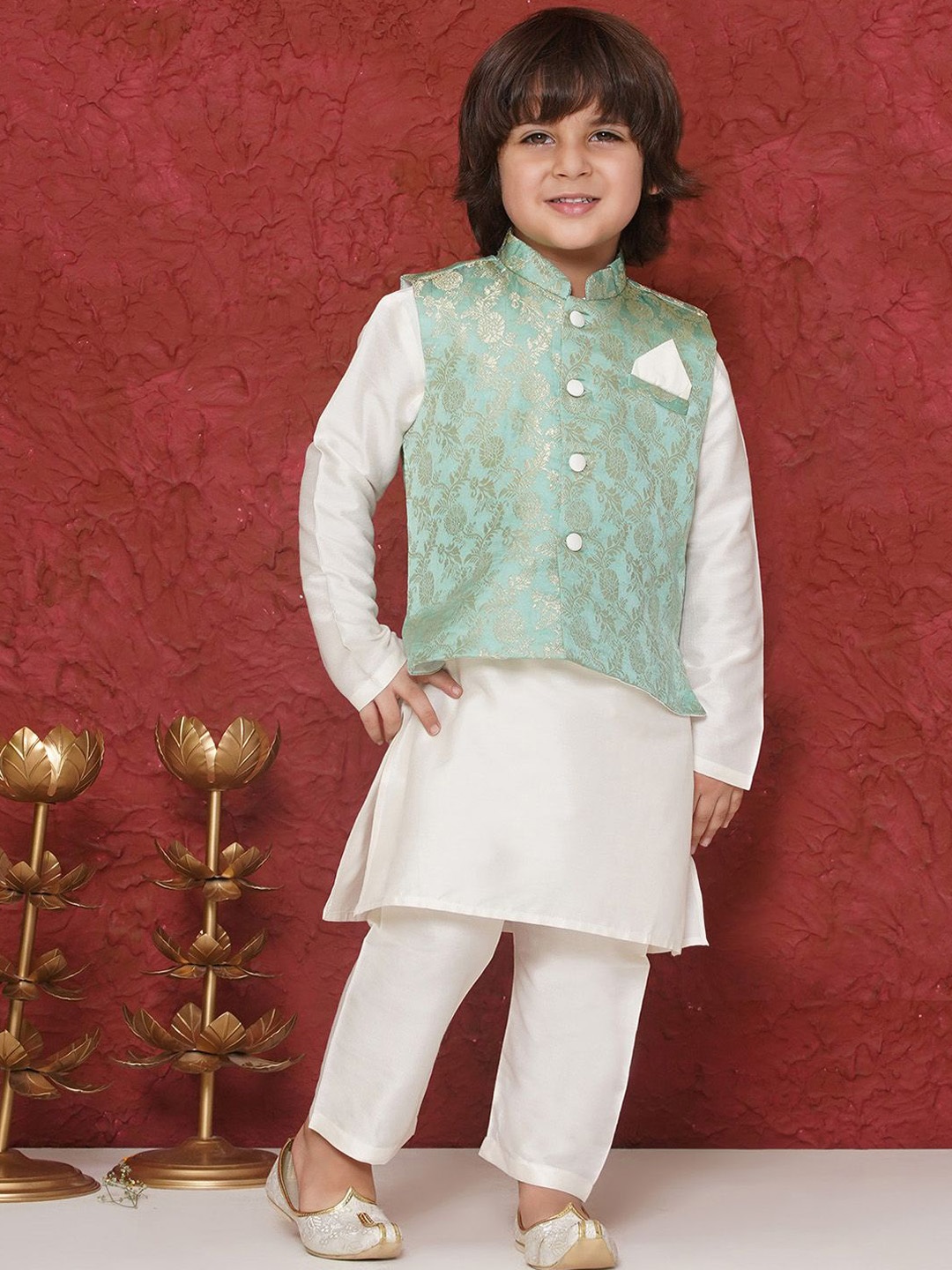 

Aj DEZInES Boys Embroidered Regular Kurta with Pyjamas, Green