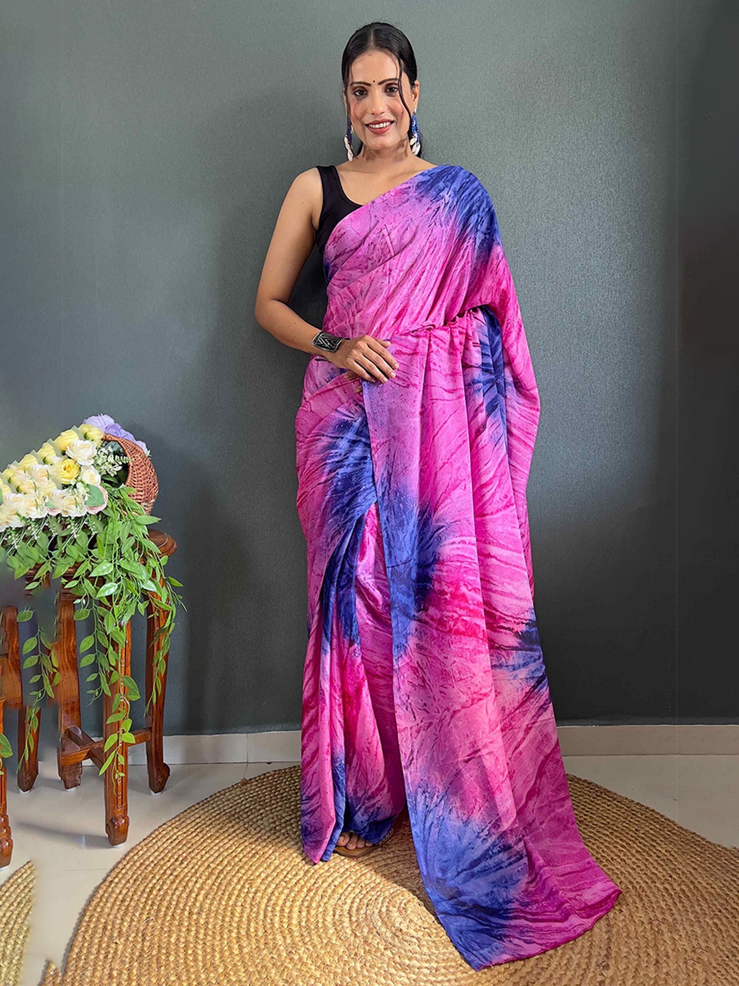 

HERE&NOW Tie and Dye Poly Georgette Ready to Wear Saree, Pink