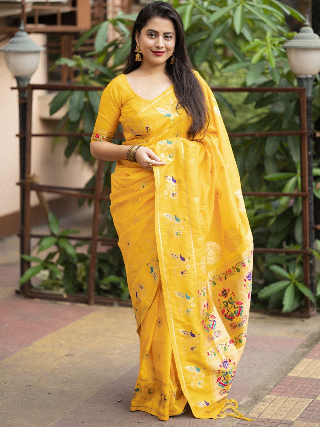 

Mitera Woven Design Zari Paithani Saree, Yellow