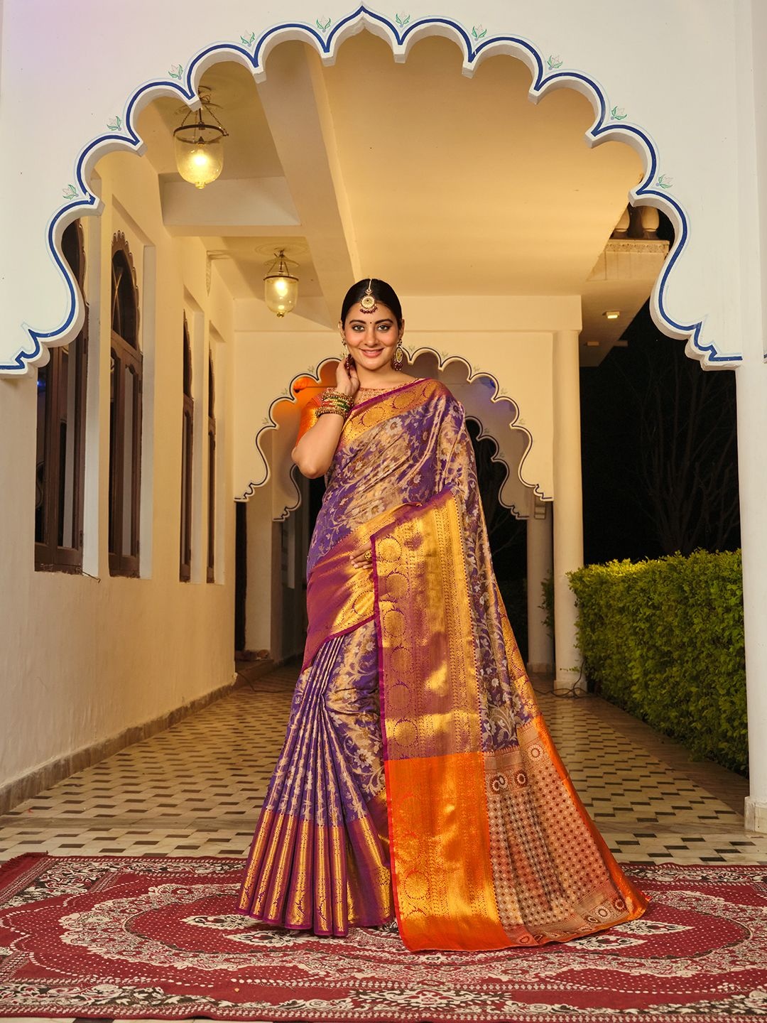 

JUST FASHION Woven Design Zari Banarasi Saree, Purple