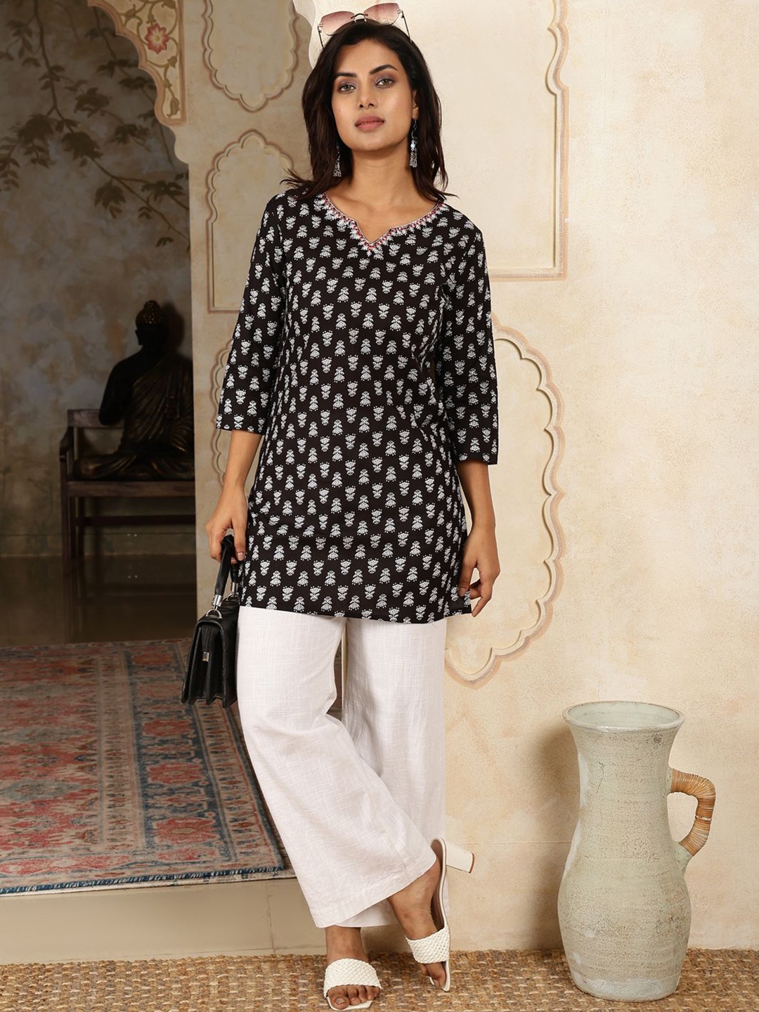

antaran Women Printed Round Neck Cotton Tunic, Black