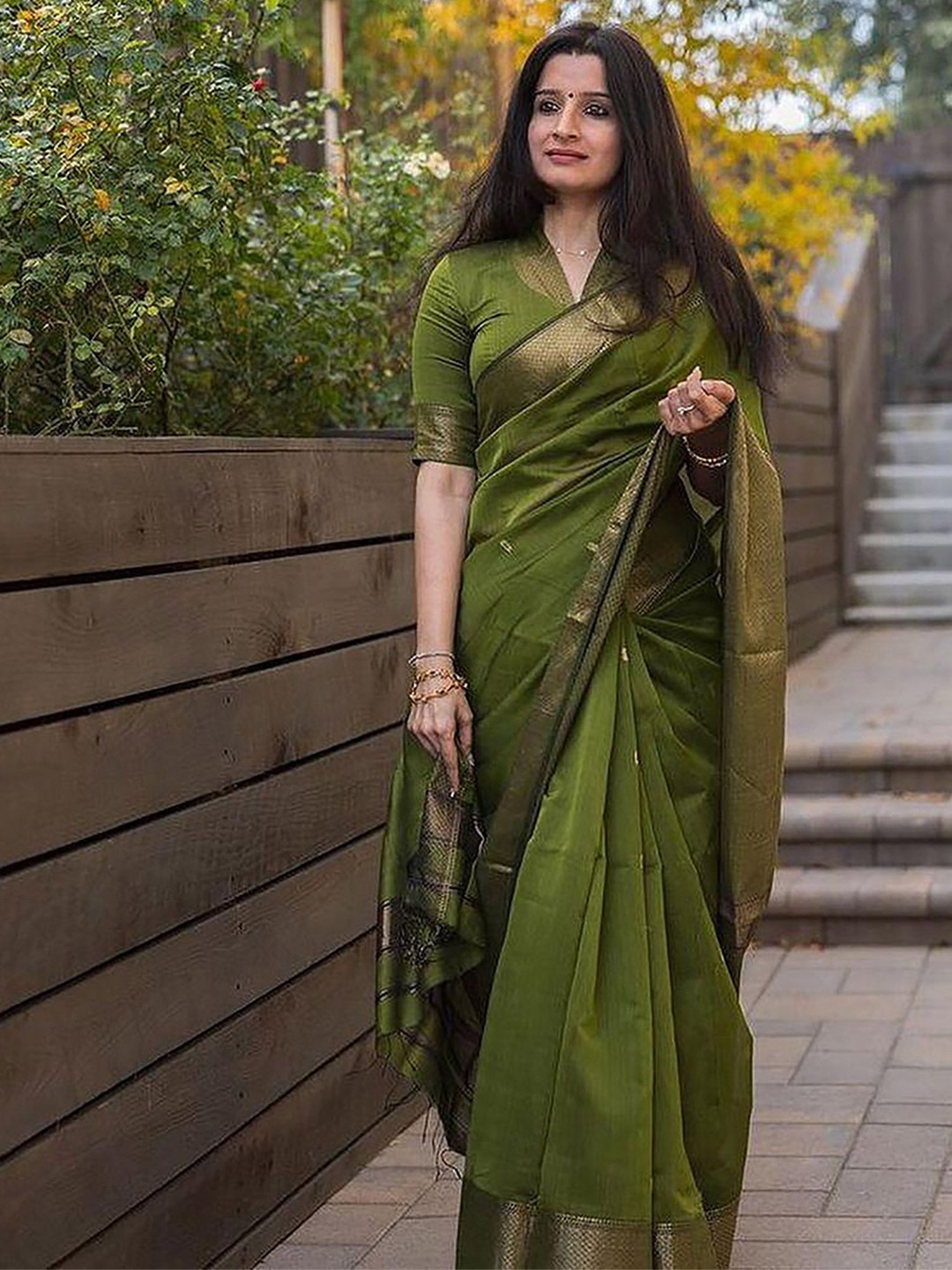 

KALINI Woven Design Zari Banarasi Saree, Green