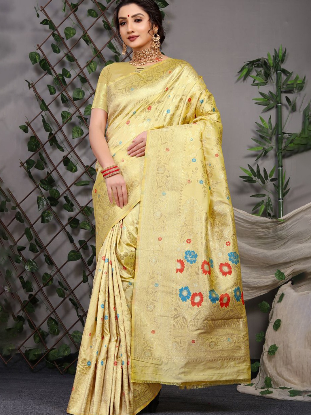 

Royal Rajgharana Saree Floral Woven Design Zari Pure Silk Banarasi Sarees, Cream