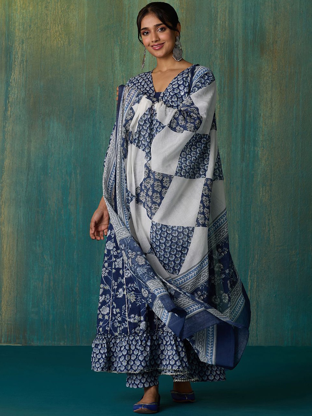 

Likha Women Floral Printed Regular Gotta Patti Pure Cotton Kurta with Pyjamas, Navy blue