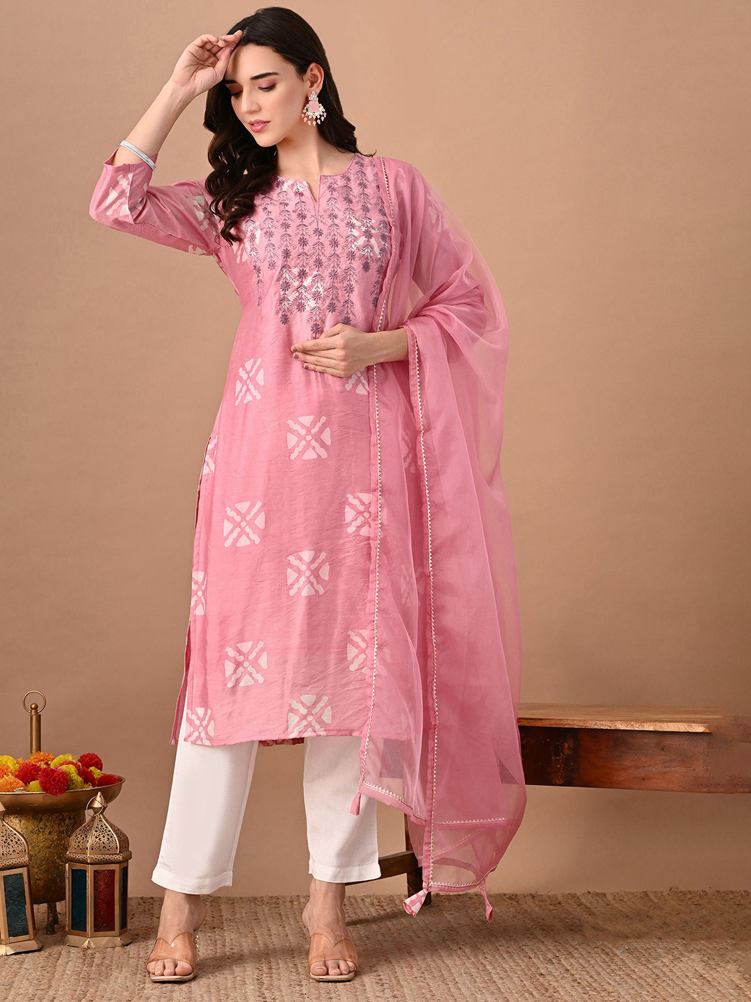 

RAJPUTANA CAMISA Women Floral Printed Regular Chanderi Silk Kurta with Trousers & With Dupatta, Pink