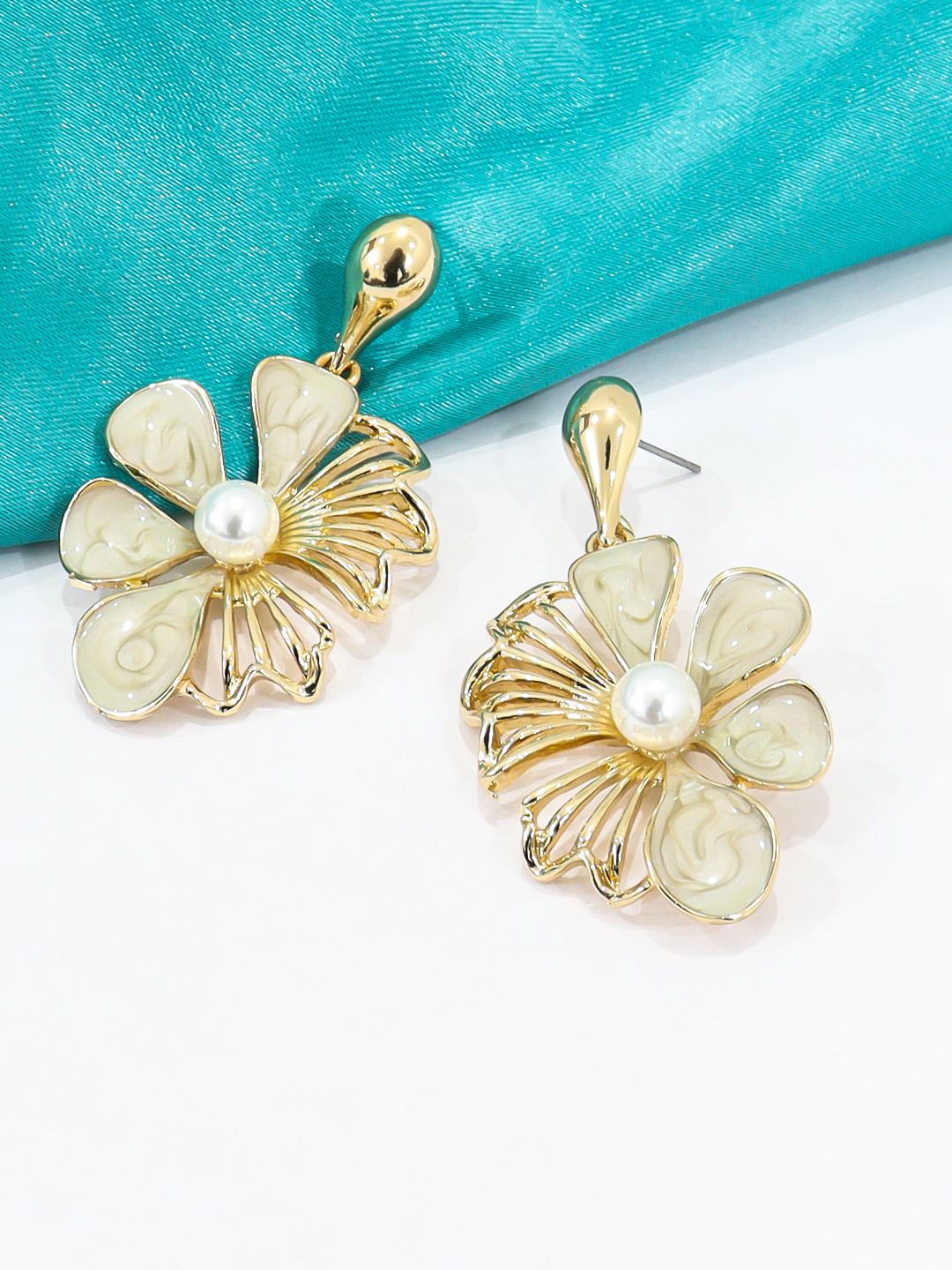 

Krelin Floral Drop Earrings, White