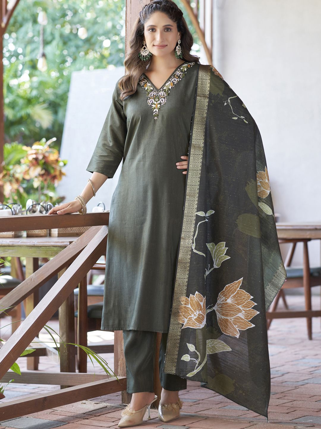 

VredeVogel Women Floral Embroidered Regular Thread Work Kurta with Trousers & With Dupatta, Green