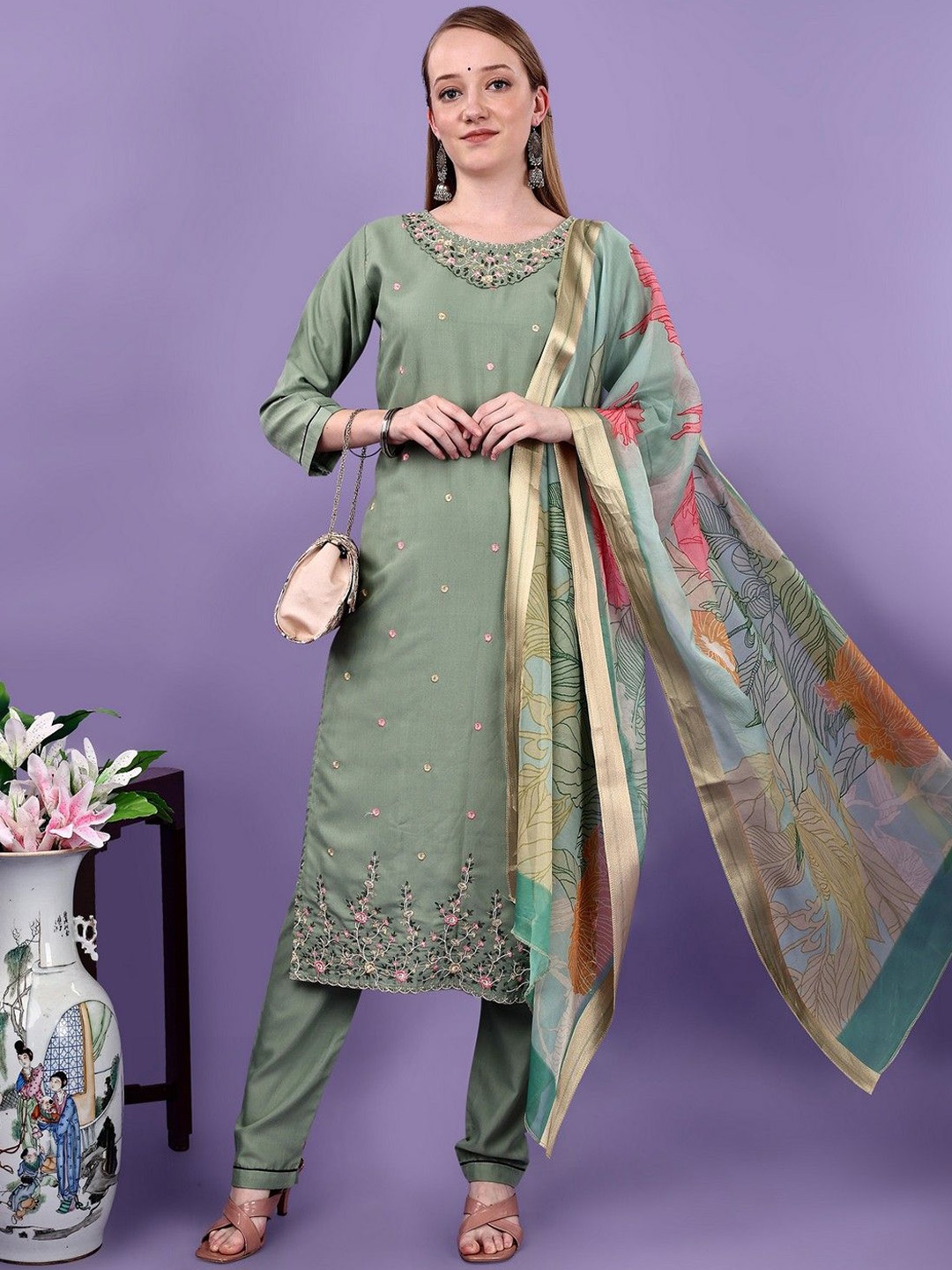 

BERISTON Women Floral Embroidered Regular Thread Work Kurta with Trousers & With Dupatta, Green